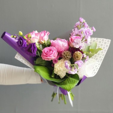 Авторский букет из пиона, роз, маттиолы Сокровище