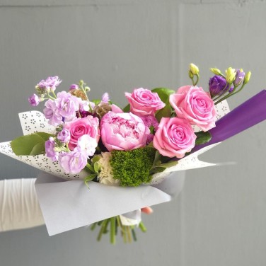 Авторский букет из пиона, роз, маттиолы Сокровище