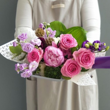 Авторский букет из пиона, роз, маттиолы Сокровище