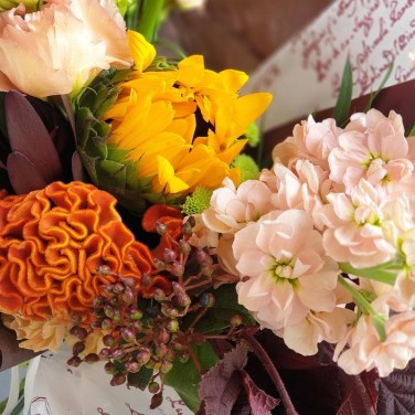 Букет из калл, подсолнуха и целлозии Краски Осени