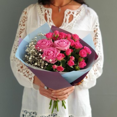 Букет из розовых роз с гипсофилой