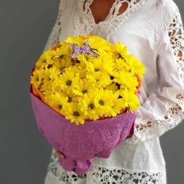 Букет из желтой хризантемы с бабочкой