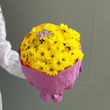 Букет из желтой хризантемы с бабочкой