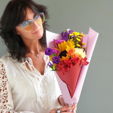 Букет с подсолнухом, лизиантусом и розой