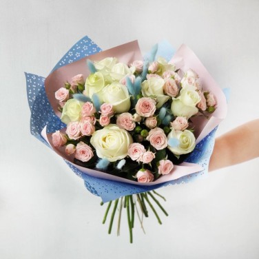 Букет из роз и лагуруса в оригинальной упаковке