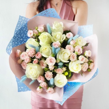 Букет из роз и лагуруса в оригинальной упаковке