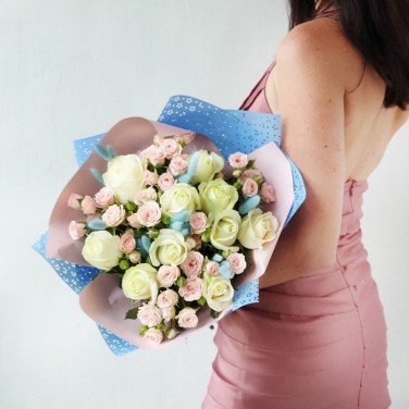 Букет из роз и лагуруса в оригинальной упаковке