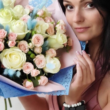 Букет из роз и лагуруса в оригинальной упаковке