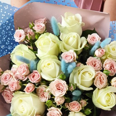 Букет из роз и лагуруса в оригинальной упаковке