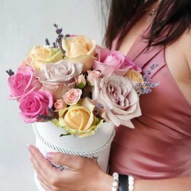 Букет из нежных розочек и лаванды в шляпной коробке