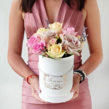 Букет из нежных розочек и лаванды в шляпной коробке