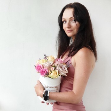 Букет из нежных розочек и лаванды в шляпной коробке