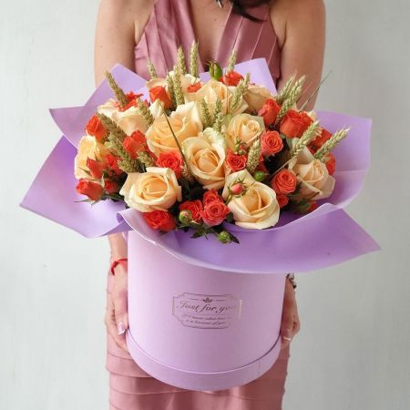 Шляпаная коробка из кремовых и оранжевых роз с пшеницей