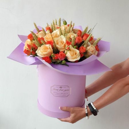 Шляпаная коробка из кремовых и оранжевых роз с пшеницей