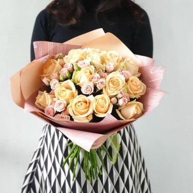 Авторский букет из кустовых и одноголовых роз Капризуля