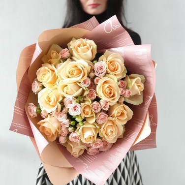 Авторский букет из кустовых и одноголовых роз Капризуля