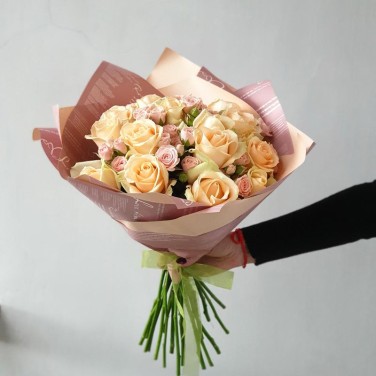 Авторский букет из кустовых и одноголовых роз Капризуля