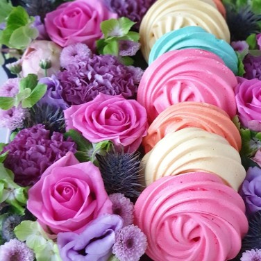 Цветочная композиция с безе Радость