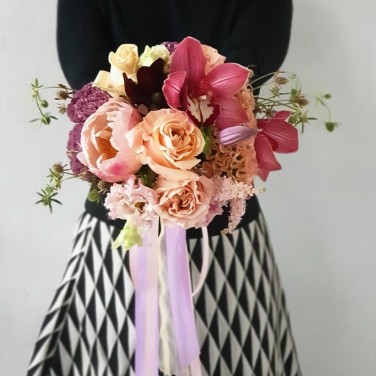 Компактный букет с орхидеей, целлозией и клематисом