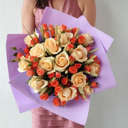 Букет из персиковой розы и оранжевой с пшеницей