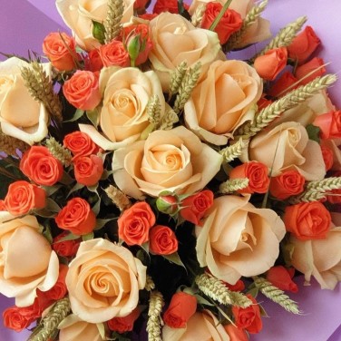 Букет из персиковой розы и оранжевой с пшеницей