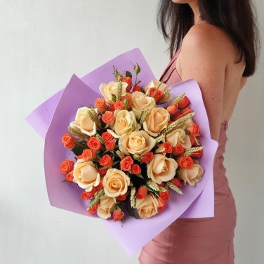 Букет из персиковой розы и оранжевой с пшеницей