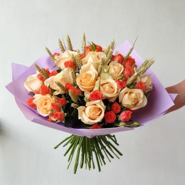 Букет из персиковой розы и оранжевой с пшеницей