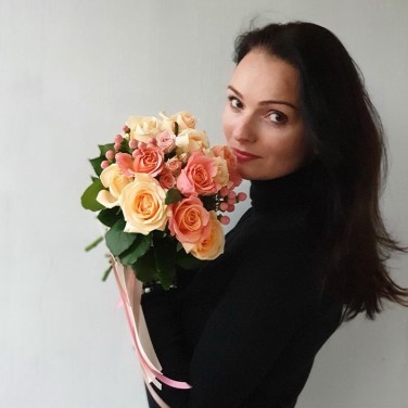 Нежный букет из роз и гиперикумума