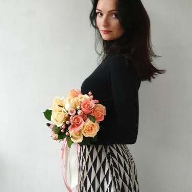 Нежный букет из роз и гиперикумума