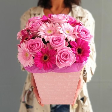Букет из розовых роз и гербер в коробке Барби
