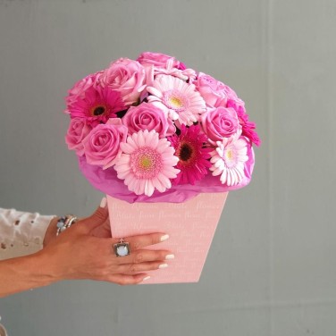 Букет из розовых роз и гербер в коробке Барби