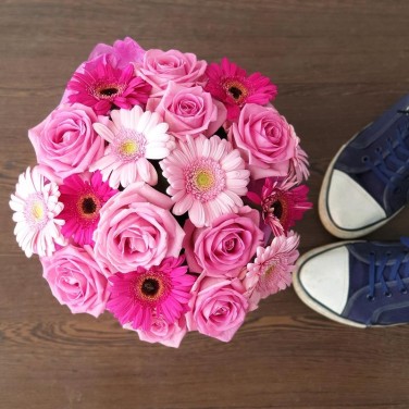 Букет из розовых роз и гербер в коробке Барби