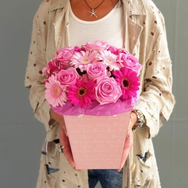 Букет из розовых роз и гербер в коробке Барби