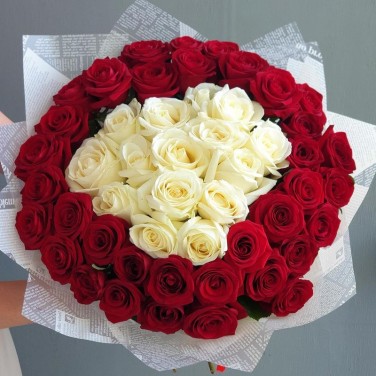 Букет из белых и красных роз Давай о чувствах