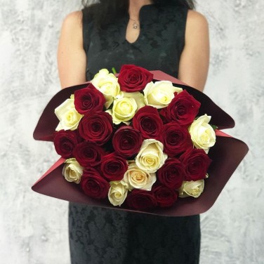 Букет из 25 роз в упаковке