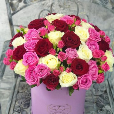 Розы в шляпной коробке Вернисаж