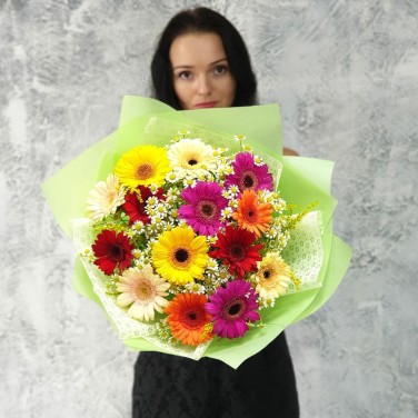 Букет из разноцветных ромашек Хорошее настроение