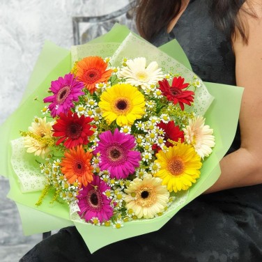 Букет из разноцветных ромашек Хорошее настроение