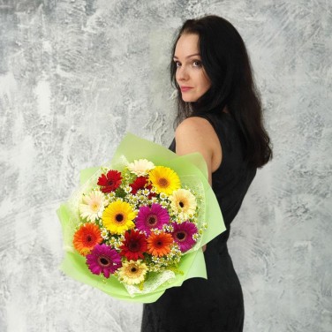 Букет из разноцветных ромашек Хорошее настроение