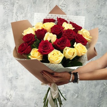 Букет из 21 красной и кремовой розы