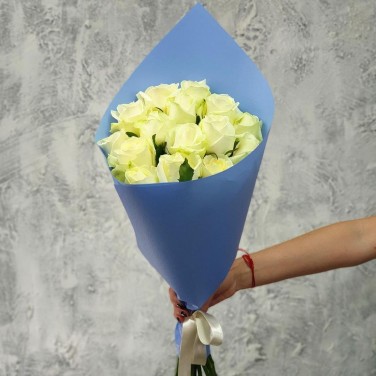 Букет из 15 белых роз в упаковке