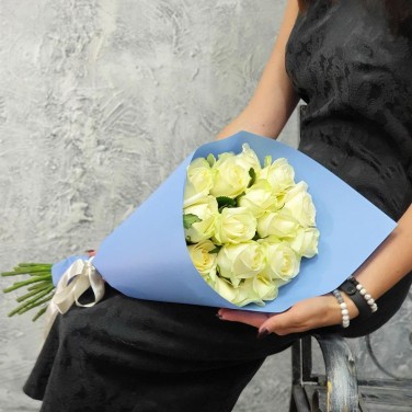 Букет из 15 белых роз в упаковке