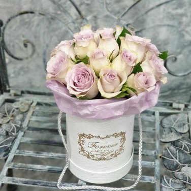 Сиреневые розы в шляпной коробке Трепет встречи