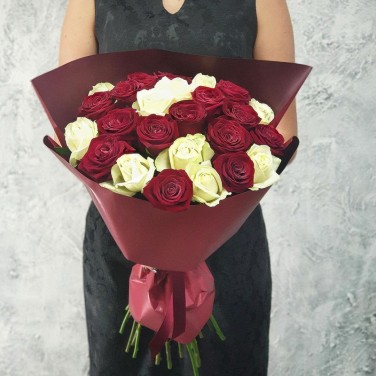 Букет из 25 роз в упаковке