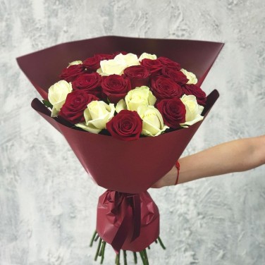 Букет из 25 роз в упаковке