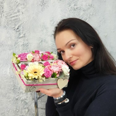 Цветочная композиция с шоколадными буквами Юле