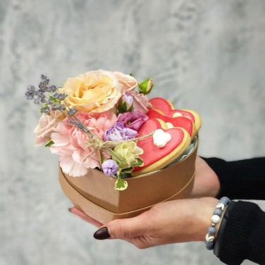 Цветочная композиция с печеньем Первый поцелуй