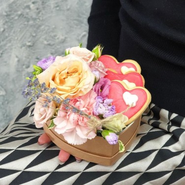 Цветочная композиция с печеньем Первый поцелуй