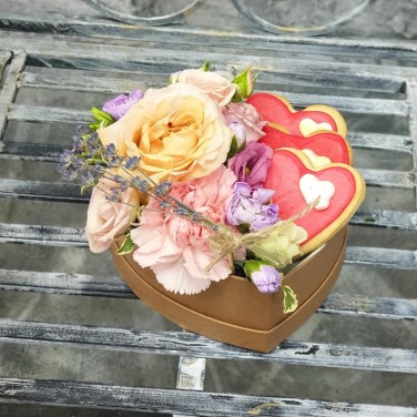 Цветочная композиция с печеньем Первый поцелуй