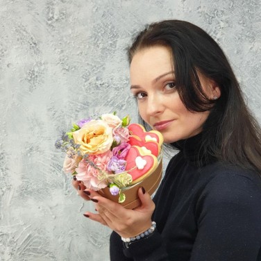 Цветочная композиция с печеньем Первый поцелуй